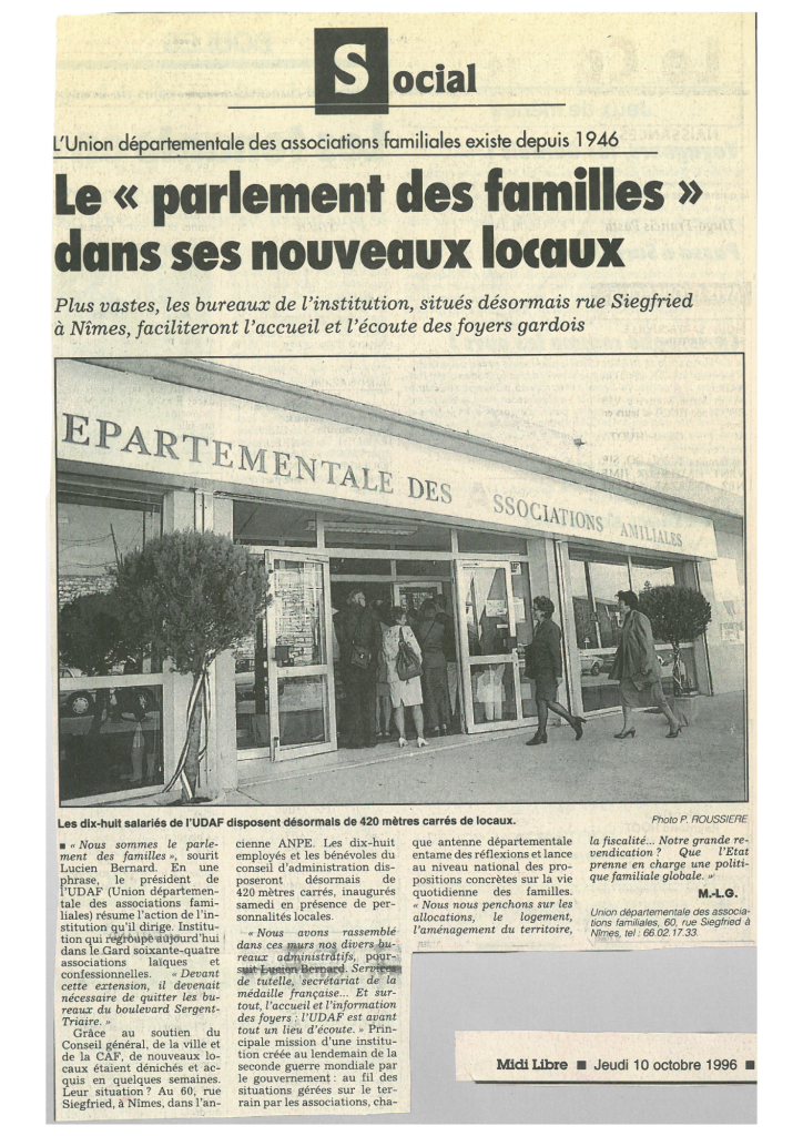 Photo d'un article de presse du média local "Social" intitulé "Le parlement des familles dans ses nouveaux locaux". L'article met en valeur l'union départementale des associations familiales gardoises et la nouvelle localisation rue Sieegfried à Nîmes. L'article a été publié jeudi octobre 1996