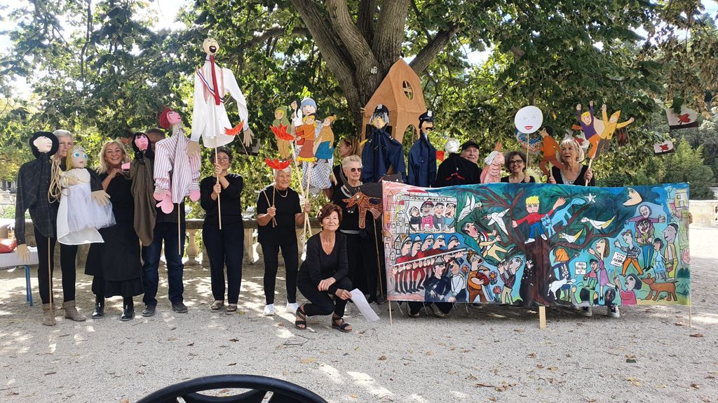 Les lecteurs bénévoles présentent leur spectacle de marionnettes aux Jardins de la Fontaine à Nîmes