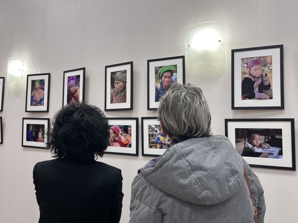 Photo de l'exposition photo dans la salle de conférence de l'Udaf30.
