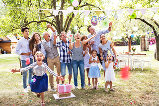 Famille réunie faisant la fête dans un jardin